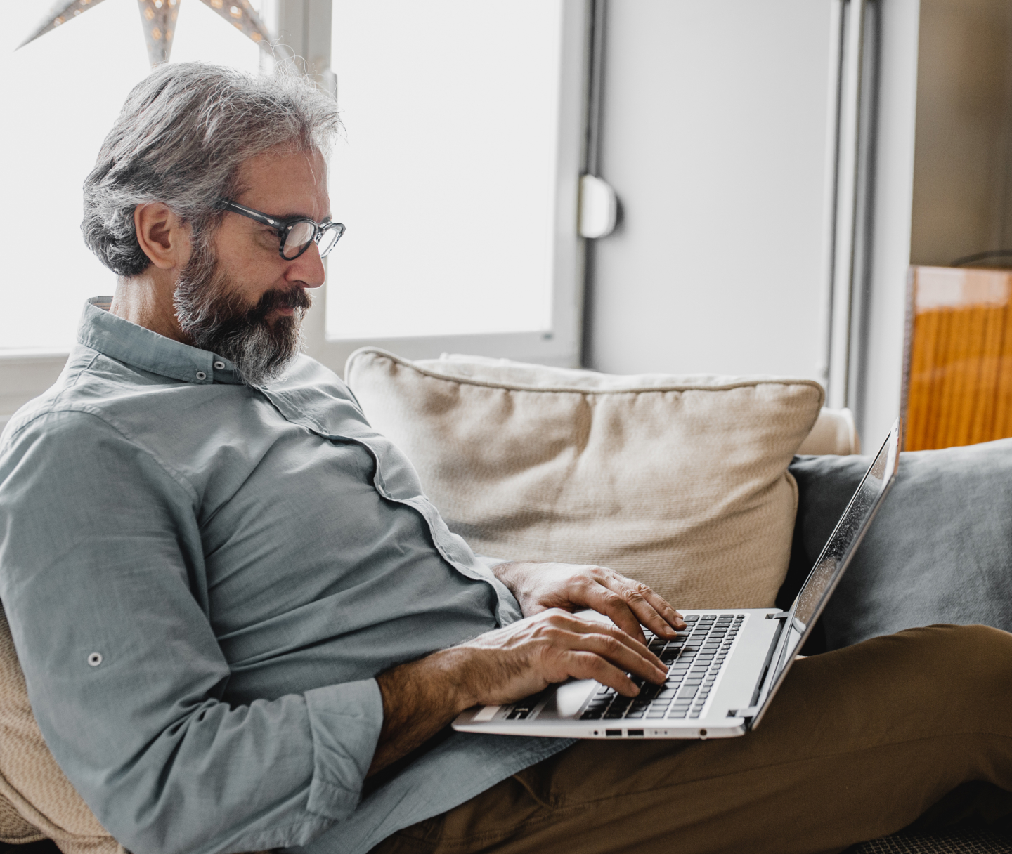 Online investing tools are convenient. 